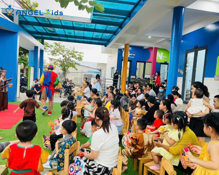Phụ huynh đến đông đúc cùng buổi Trung Thu