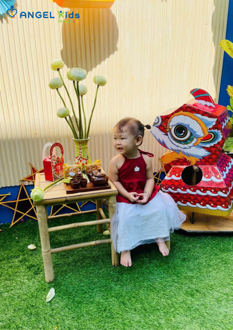 Bé chụp ảnh cùng background Trung Thu