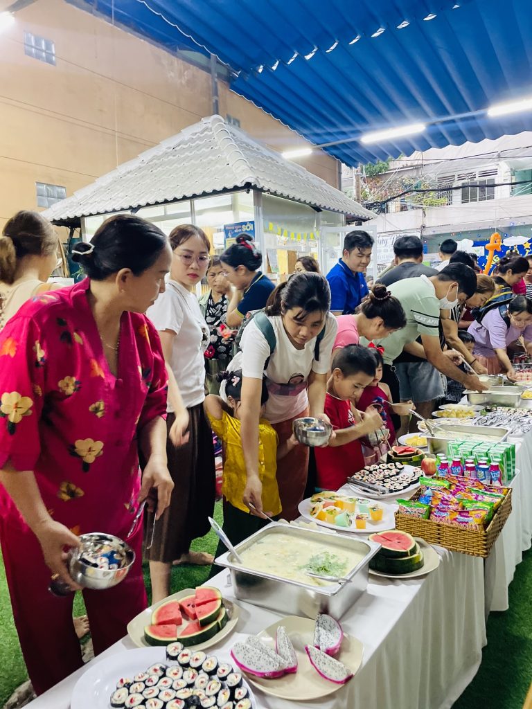 Buổi tiệc nhẹ cho phụ huynh và các bé