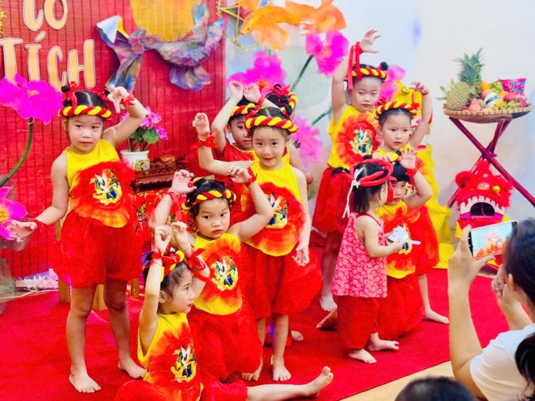 Hình ảnh các bé biểu diễn văn nghệ
